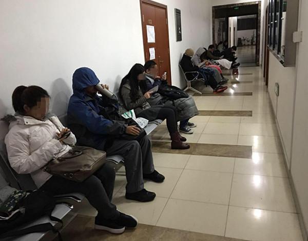 高校报销乱象：学生凌晨排队替导师办理报销手续