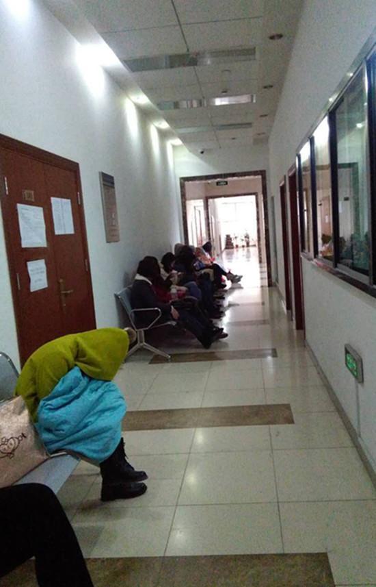 高校报销乱象：学生凌晨排队替导师办理报销手续