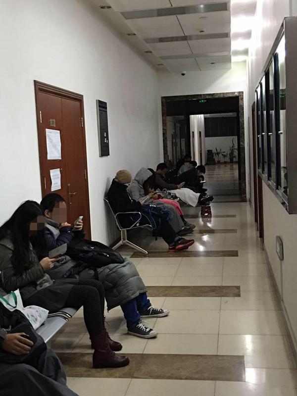 高校报销乱象：学生凌晨排队替导师办理报销手续