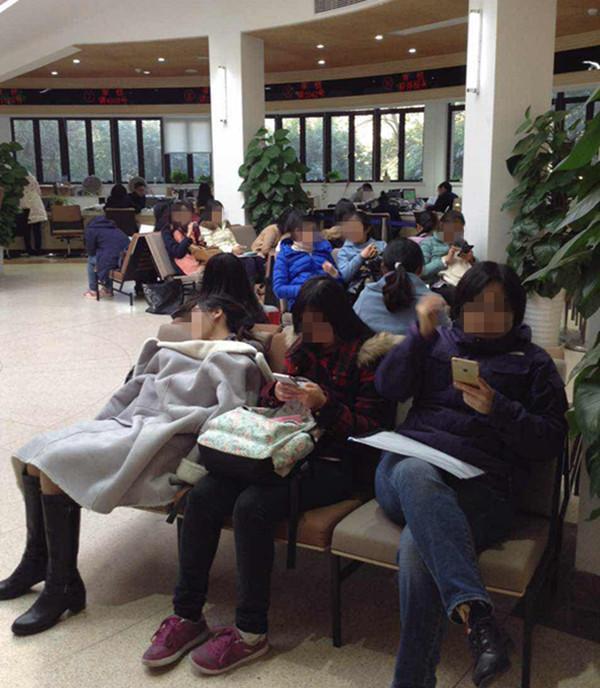 高校报销乱象：学生凌晨排队替导师办理报销手续