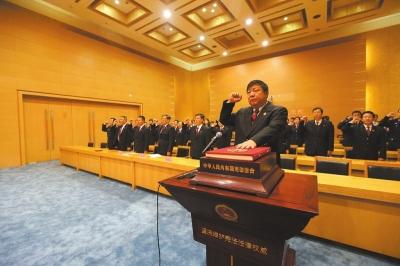 宪法宣誓制度明年实行 宣誓法器在京城首次亮相