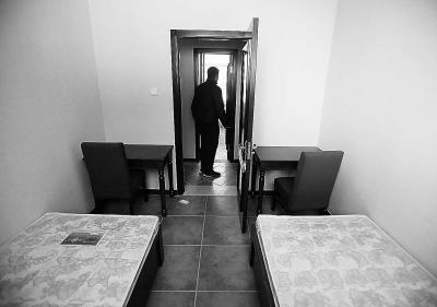 卧室内配有两张床、两个电脑桌