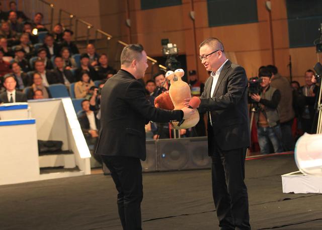 温州电视问政：市民不满修路慢 给官员蜗牛玩偶