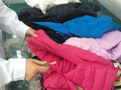 部分超低价羽绒服填充物无羽绒 飞丝含有细菌