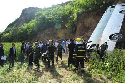陕西淳化县，救援人员在事故现场救援。新华社发