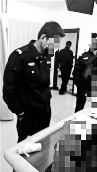 警员将两人带到蕉城区公安分局治安大队