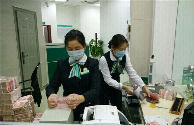 男子携500万发霉现金开户 耗7小时烧坏点钞机