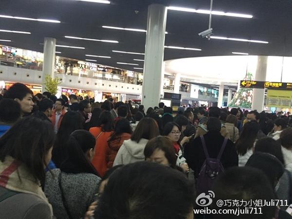 上海地铁连发故障乘客大滞留，乘客称一小时挪5站听到多人哭