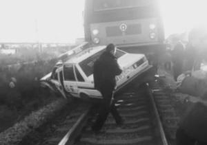 火车在铁路道口与警车相撞。网友提供