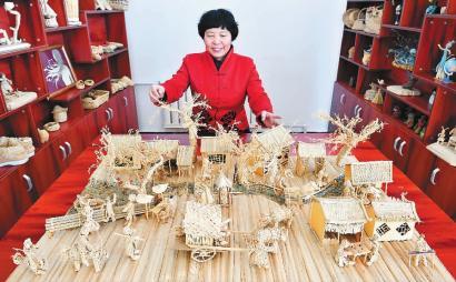 女老师耗时两年 用蒲草编织《清明上河图》(图)