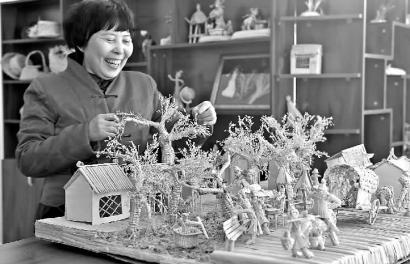 女老师耗时两年 用蒲草编织《清明上河图》(图)