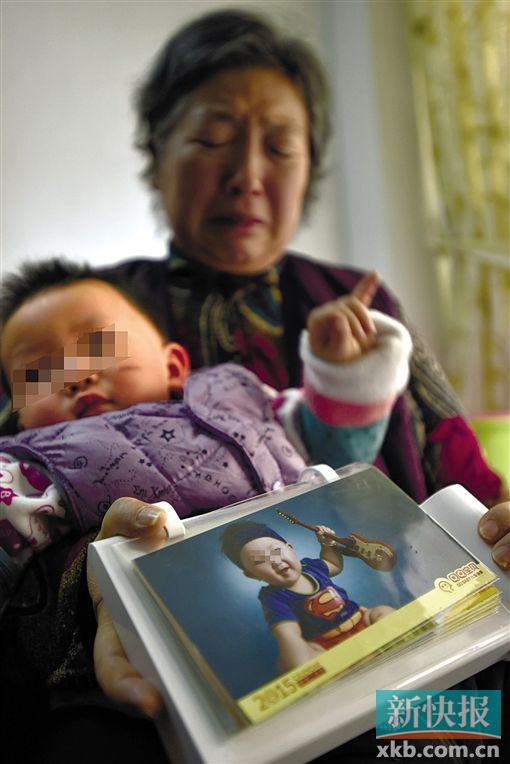 1岁男童影楼摔倒 遭锋利仿古相机“破相”(图)