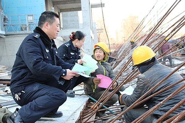 固安县公安局搞好便民利民服务 普法宣传到工地