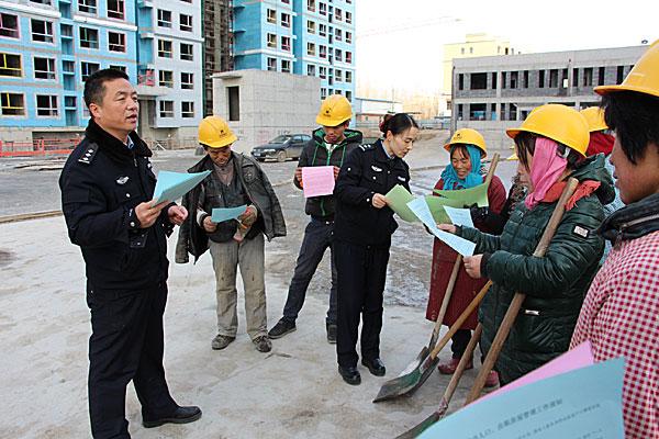 固安县公安局搞好便民利民服务 普法宣传到工地