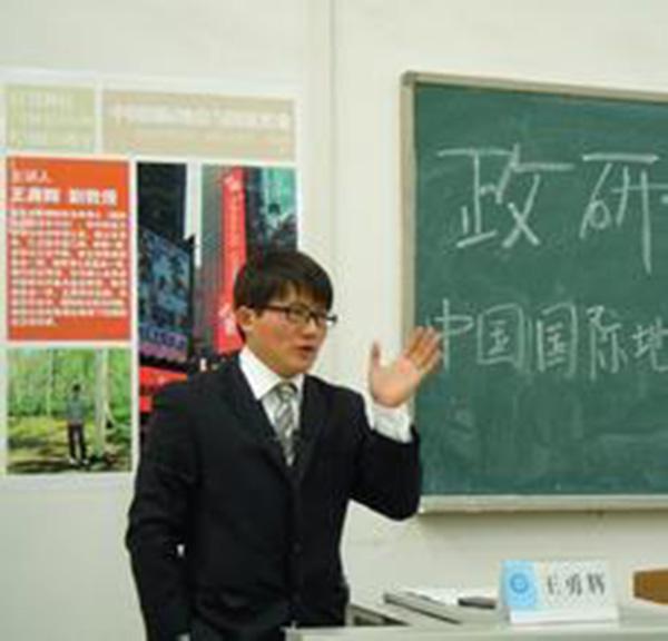 华中师大副教授被指性骚扰女生遭停课 校方回应