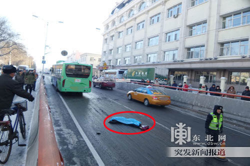 公交车被困路中间 女乘客帮推车遭碾压身亡(图)