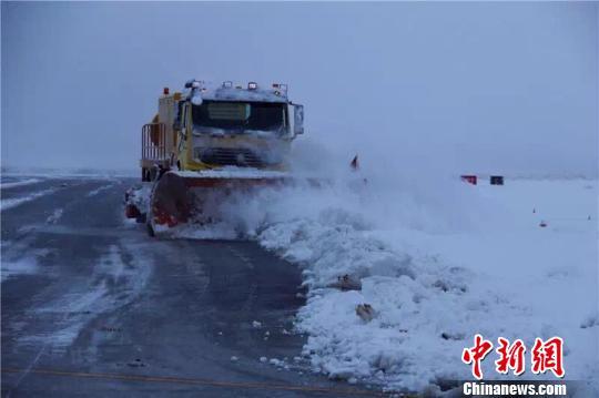 新疆南部迎来罕见大雪 阿克苏机场关闭航班延误