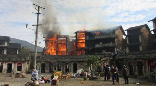村民屋里烧纸钱 引燃平和世界最大圆形土楼(图)