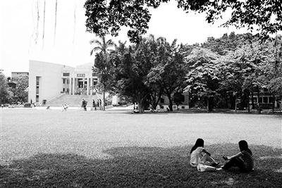 中山大学教授校园草坪上课被阻 将呼吁开放草坪