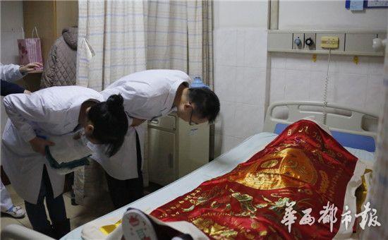 39岁女子乳癌离世捐献角膜 医生向遗体深鞠躬(图)