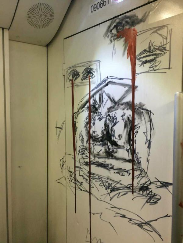 外籍少年在上海地铁车厢画半裸人像被批评教育