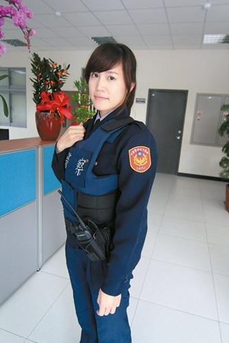 女警穿着防弹背心，有时执勤一穿就要6个小时。图/《联合晚报》 叶臻摄