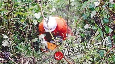 消防员正在援救伤员