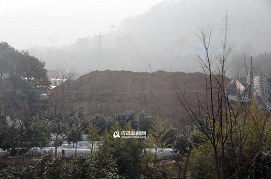 青岛一业主违法建房出奇招 堆3米高土墙打掩护