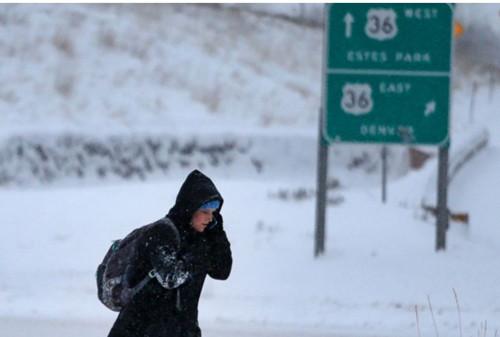 美中西部迎暴雪多地停课 丹佛机场取消300航班
