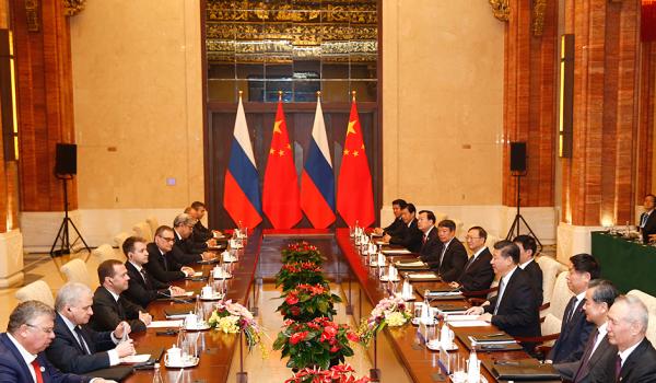 习近平乌镇会见梅德韦杰夫 二人夜游乌镇