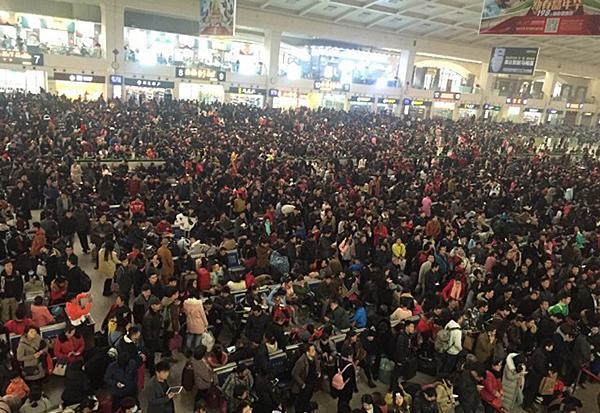 汉口站高铁大晚点乘客被困 列车拒开门老幼缺氧