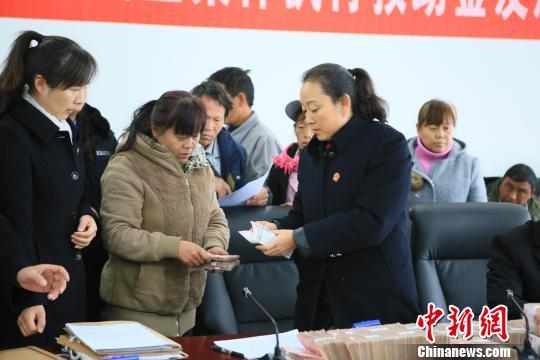 图为刑事附带民事案件执行救助金发放现场。 虎遵会 摄