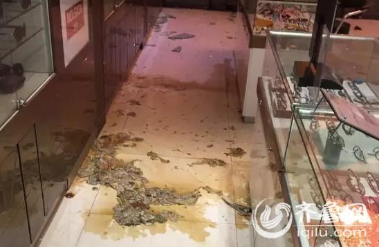 济南沿街近十家店凌晨被打砸泼粪 疑涉租赁纠纷