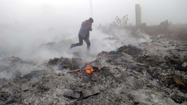 白洋淀制鞋废料垃圾被人大肆焚烧 现场浓烟滚滚