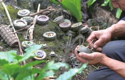 云南民间“排雷专家”11年扫雷数千颗 造百亩田