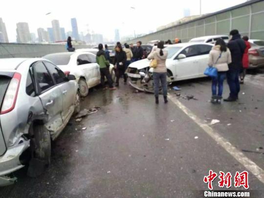 二环快速道路结冰严重，事故频发。 钟欣 摄