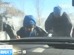 乌鲁木齐现风吹雪 瞬间风力超10级上百辆车被困