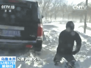 乌鲁木齐现风吹雪 瞬间风力超10级上百辆车被困