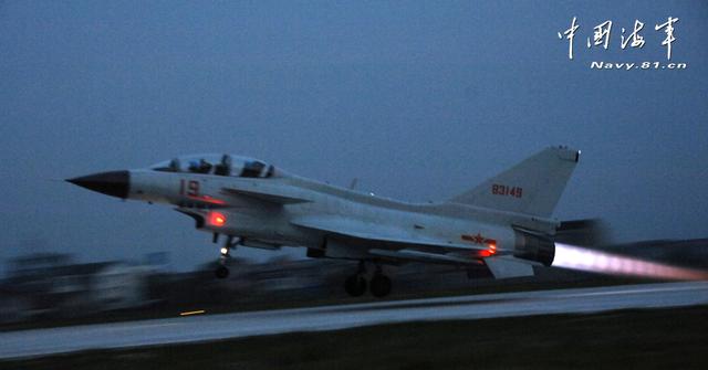 海军东海舰队飞机训练中失事 飞行员成功跳伞