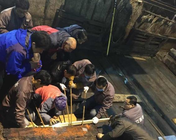 西汉大墓出土金丝玉剑 陪葬品皆价值连城