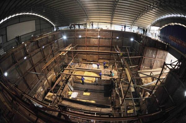 西汉大墓出土金丝玉剑 陪葬品皆价值连城