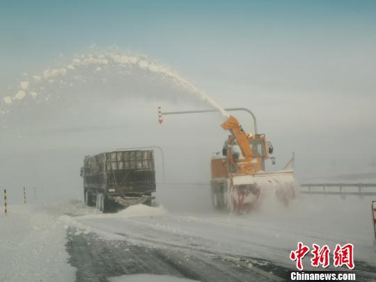除雪车营救被困人员。 焦多福 摄