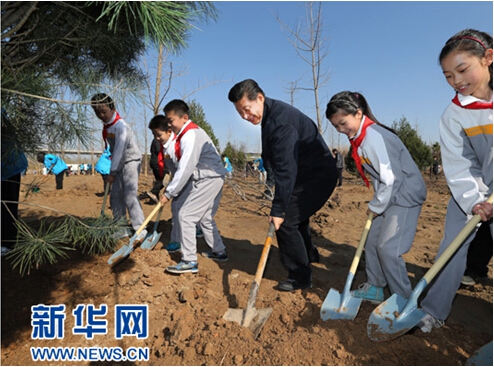 2015年4月3日，习近平等来到北京市朝阳区孙河乡参加首都义务植树活动。这是习近平同大家一起植树。新华社记者 兰红光 摄