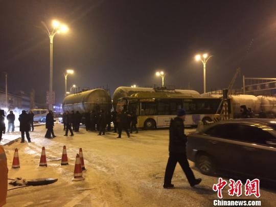 22日上午，哈尔滨市南岗区先锋路铁路道口处发生一起公交车与货运列车相撞的事故。图为事发现场。网友供图 摄