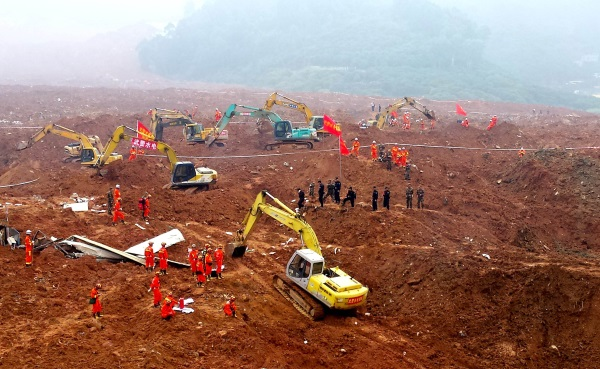 深圳滑坡事故救援难度大 刨挖八九米不见底