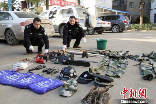 办案民警正在清点收缴的作案工具。 钟欣 摄
