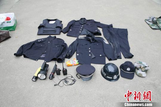 警方缴获的部分假警服等物品。钟欣摄