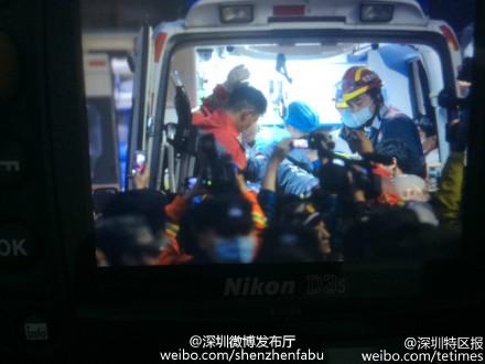 深圳滑坡救援现场救出首名幸存者。