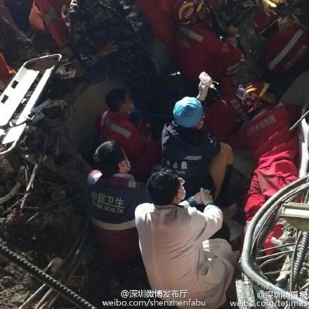深圳滑坡救援现场救出首名幸存者。