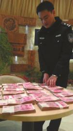 警察闹市围捕连环大盗遭刀砍多处受伤：还想上班